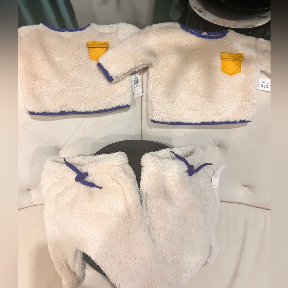 Infants Old Navy fuzzy two piece set - size 0-3 mos
